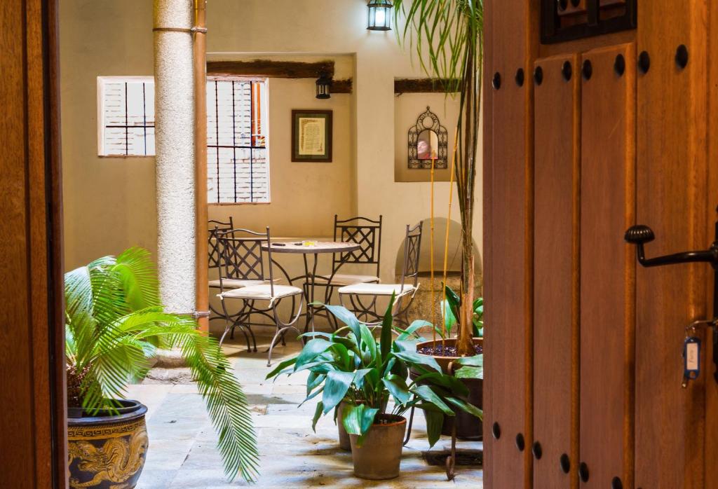 トレドにあるCasa de Gaitánの植物とテーブルと椅子が備わる部屋
