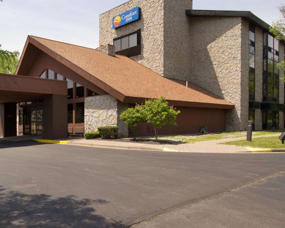 un bâtiment avec un panneau à l'avant dans l'établissement Comfort Inn & Suites Syracuse-Carrier Circle, à East Syracuse