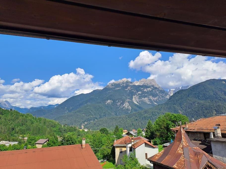 een uitzicht op een bergketen vanuit een huis bij Il tuo nido sulle Dolomiti, con vista panoramica! in Calalzo