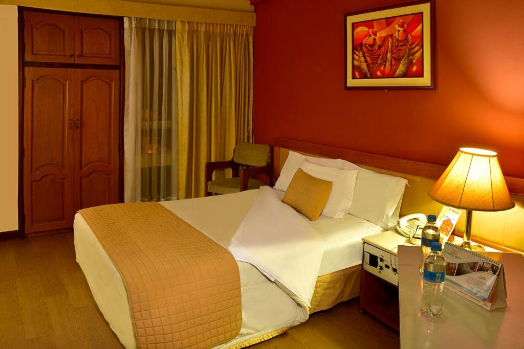 Cesar's Plaza Hotel - 