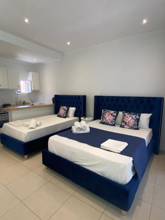 2 camas en una habitación de hotel con en Villa Loukia en Corfú