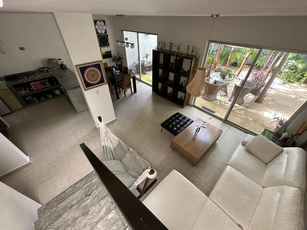 una vista aérea de una sala de estar con un sofá blanco en Zen Home, Private community, Wifi, Free Private Parking, Balcony en Tulum