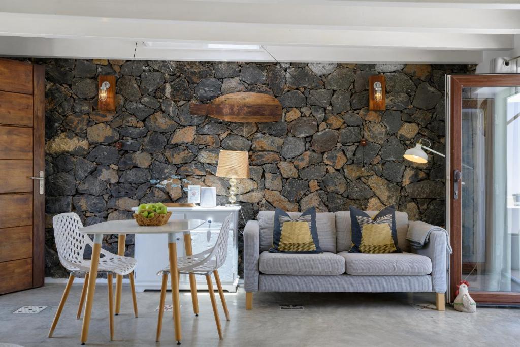 una sala de estar con un sofá y una mesa en Eco Living Olivos76, en Tías