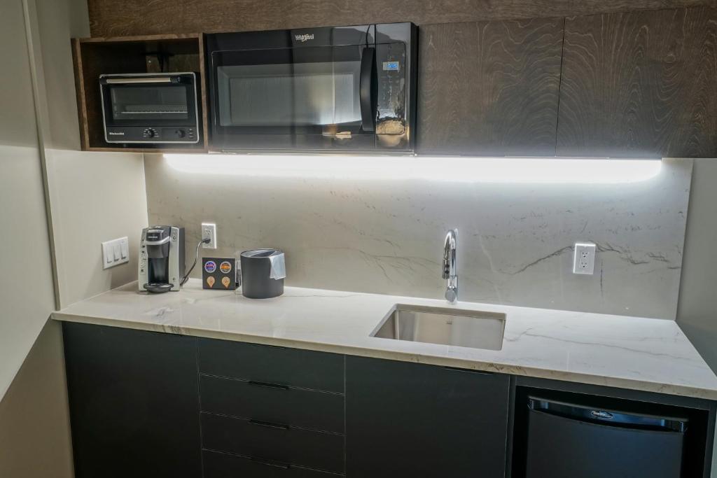 Kuchyň nebo kuchyňský kout v ubytování Hôtel & Suites Normandin Lévis