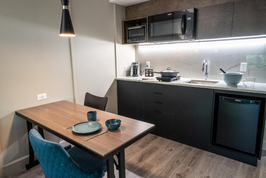 Kuchyň nebo kuchyňský kout v ubytování Hôtel & Suites Normandin Lévis