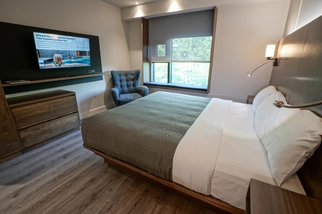 Postel nebo postele na pokoji v ubytování Hôtel & Suites Normandin Lévis