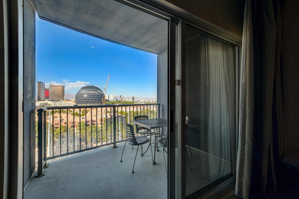 Ultimate Las Vegas Getaway One Bedroom Suite with Balcony, Kitchen, Gym, Pool & Free Parking photo