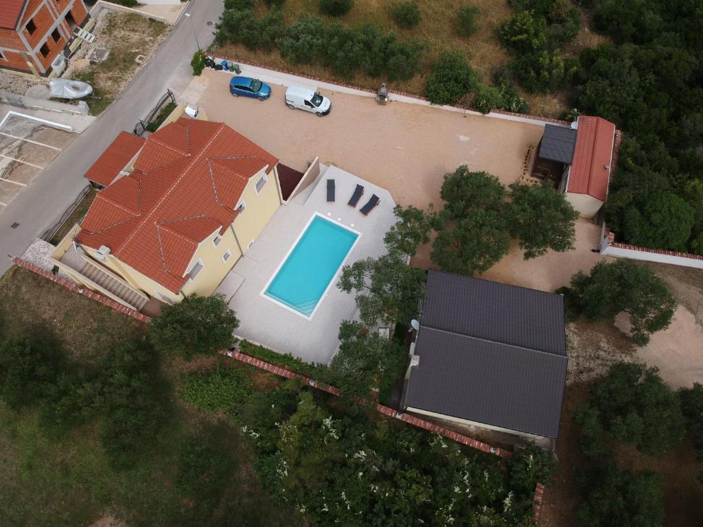 uma vista superior de uma casa com piscina em Family friendly apartments with a swimming pool Drage, Biograd - 5904 em Drage