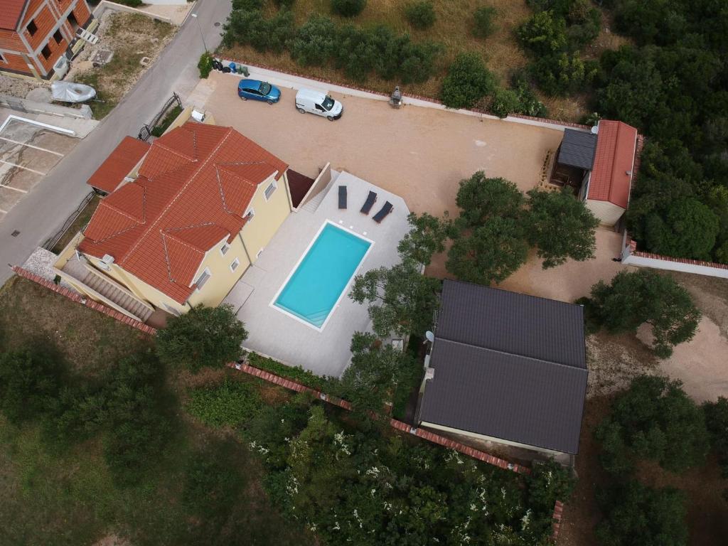 Bazén v ubytování Family friendly apartments with a swimming pool Drage, Biograd - 5904 nebo v jeho okolí