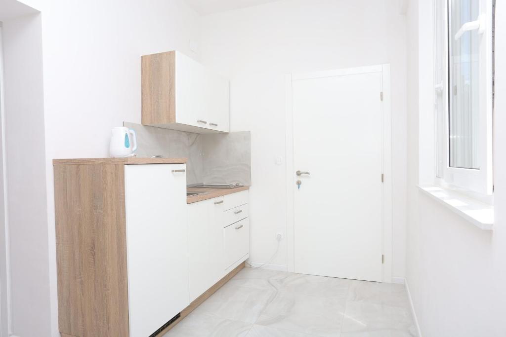 Kuchyňa alebo kuchynka v ubytovaní Apartment Baska Voda 6773a