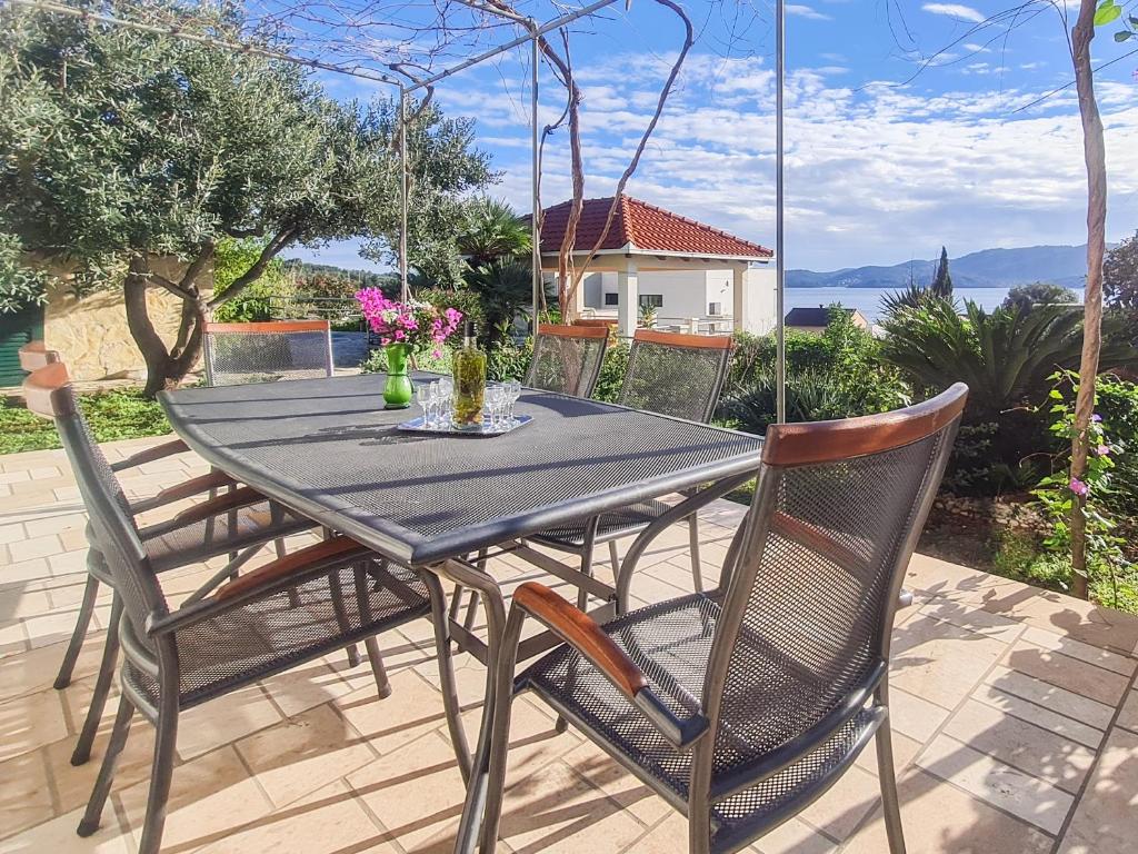 Fotografia z galérie ubytovania Seaside family friendly house with a swimming pool Viganj, Peljesac - 10253 v destinácii Viganj