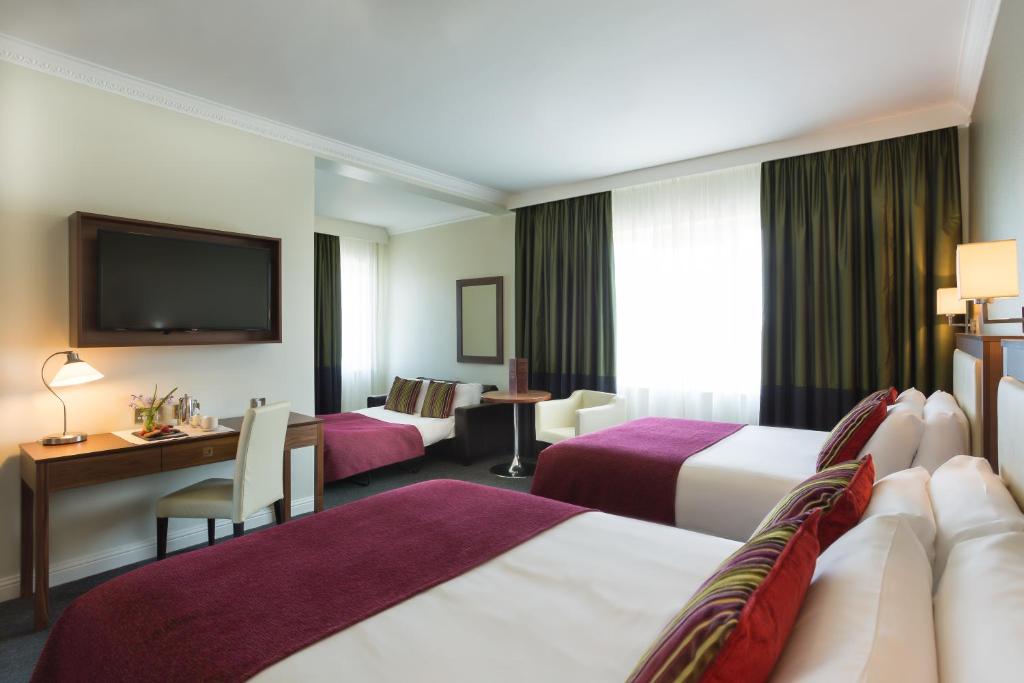 Postel nebo postele na pokoji v ubytování Rochestown Park Hotel & Leisure Centre