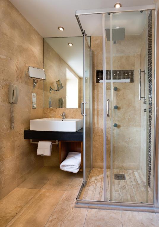 Koupelna v ubytování Rochestown Park Hotel & Leisure Centre