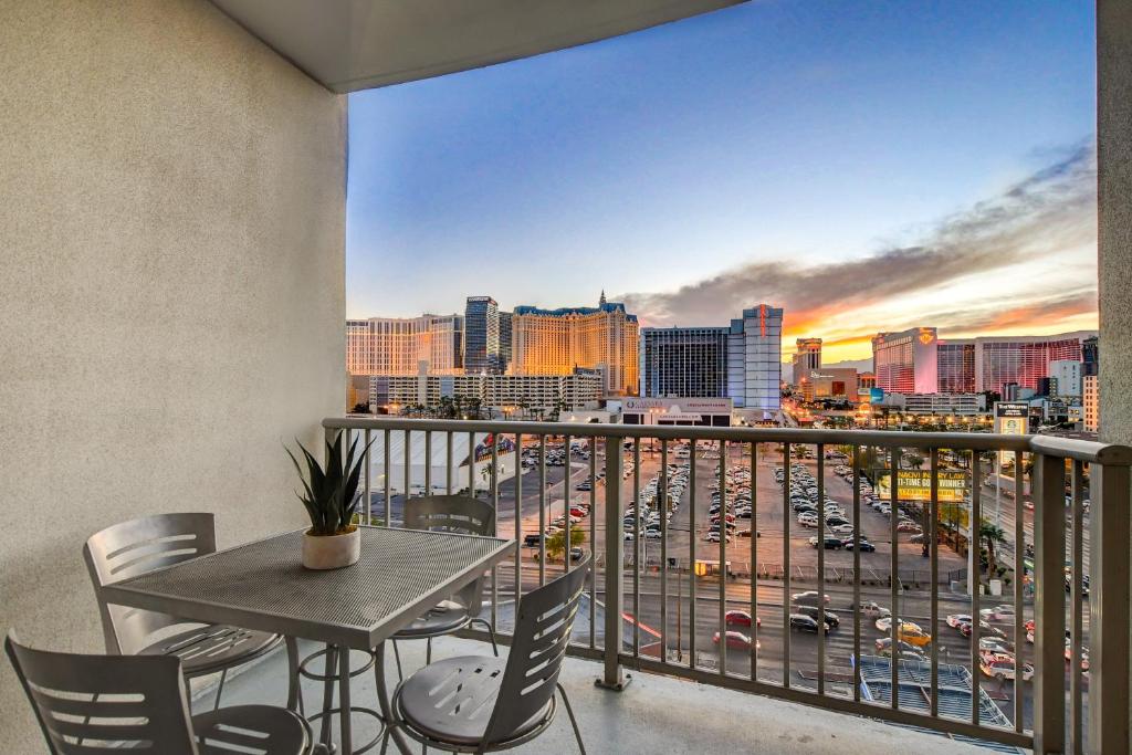 Ultimate Las Vegas Getaway One Bedroom Suite with Balcony, Kitchen, Gym, Pool & Free Parking photo