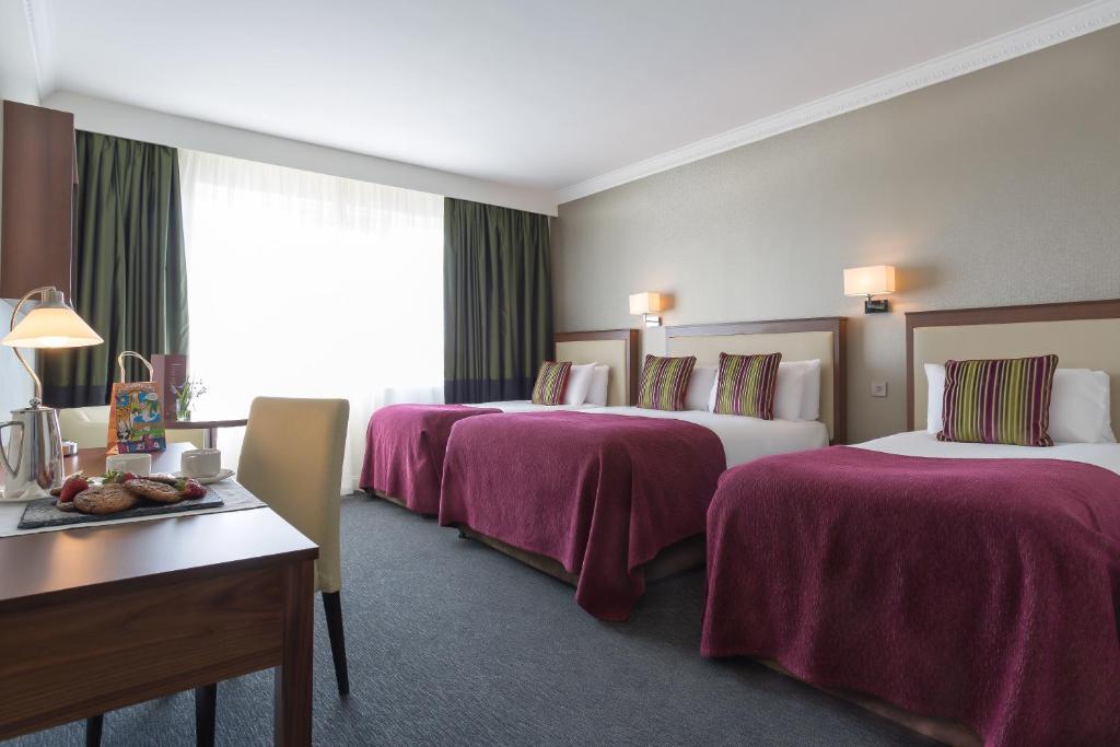 Postel nebo postele na pokoji v ubytování Rochestown Park Hotel & Leisure Centre