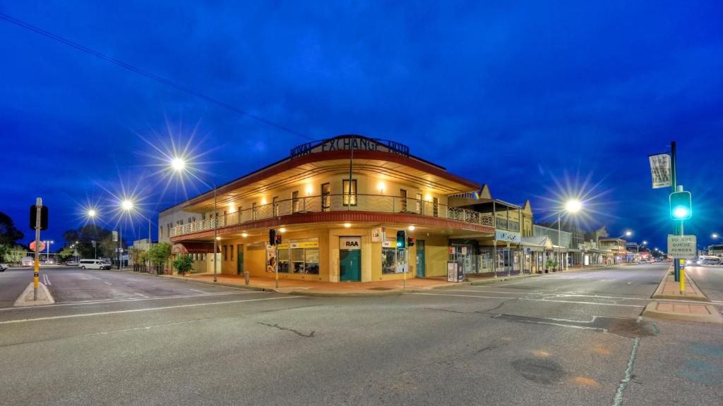 un edificio en la esquina de una calle por la noche en Royal Exchange Hotel, en Broken Hill