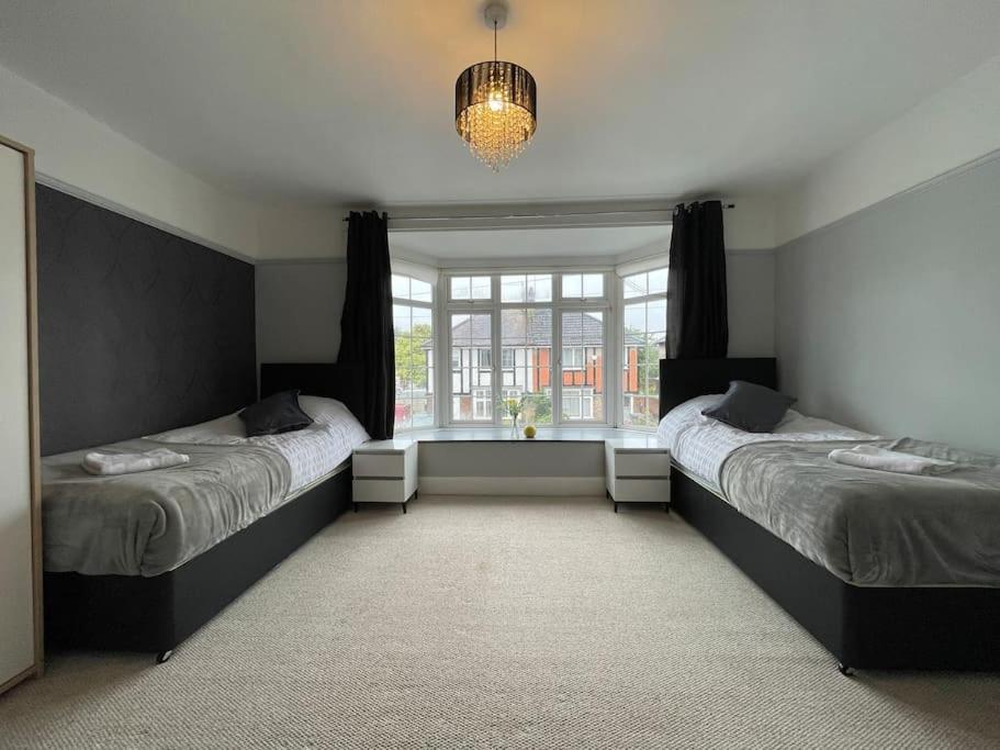 Tempat tidur dalam kamar di Luxurious Detached Holiday House Free Parking near Airport Town Centre Railway Station