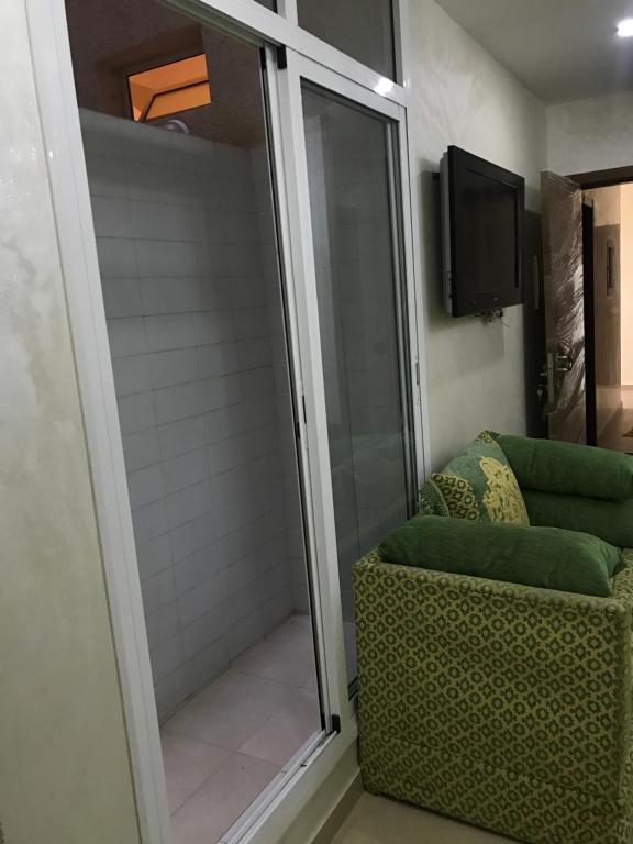 TV a/nebo společenská místnost v ubytování Spacious 2-rooms apartment