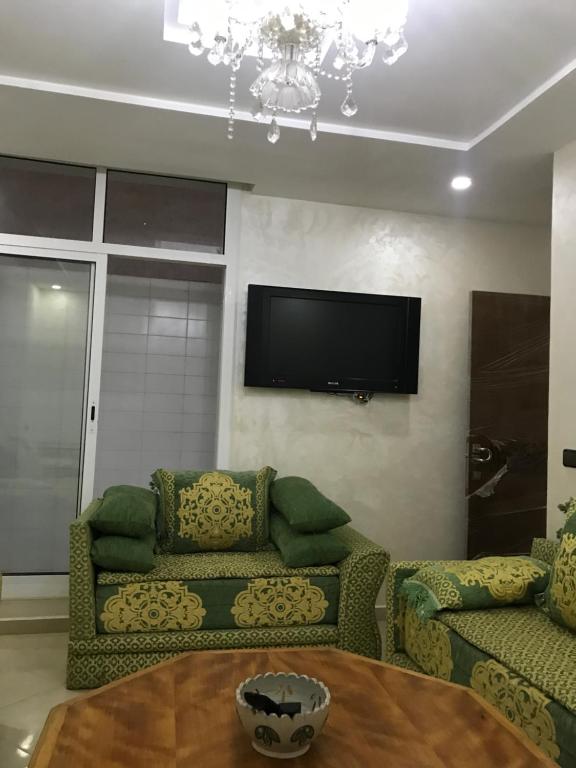 TV a/nebo společenská místnost v ubytování Spacious 2-rooms apartment