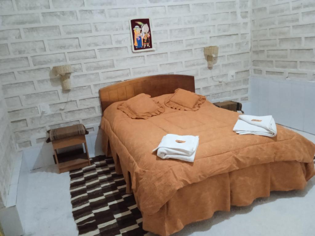 Hostal Cabaña Blanca : غرفة نوم عليها سرير وفوط