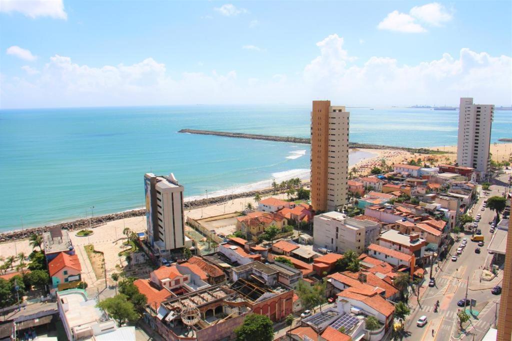 uma vista aérea de uma cidade com a praia e edifícios em Vista espetacular 4 pessoas Praia de Iracema em Fortaleza
