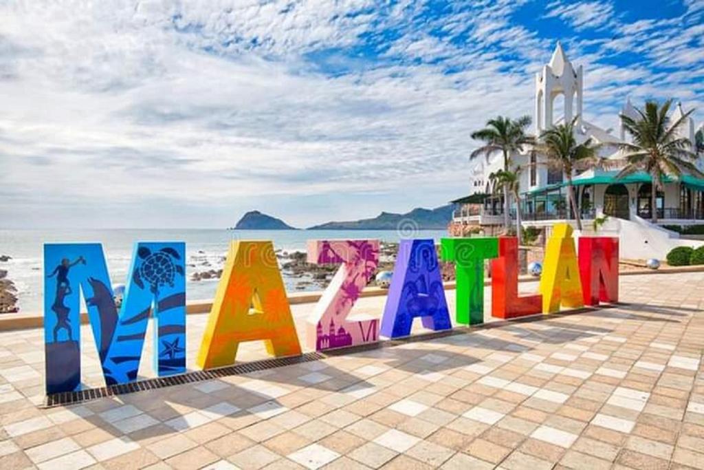 a sign that says miami on the beach at Casa Familiar Chocolate - Olímpica - 5 Min del Malecón in Mazatlán