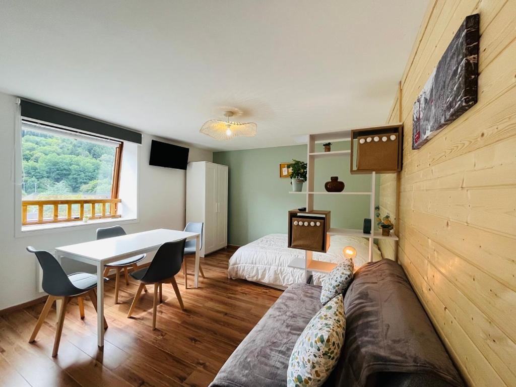 - une chambre avec un lit et une table dans l'établissement Studio charmant avec parking et vue montagne - FR-1-608-251, à Le Mont-Dore