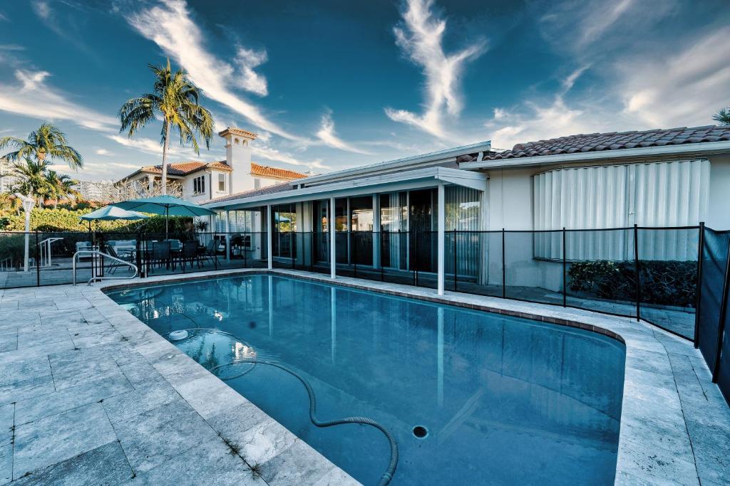 - une piscine en face d'une maison dans l'établissement Waterfront Villa Heated Pool Spa Walk To Beach, à Fort Lauderdale