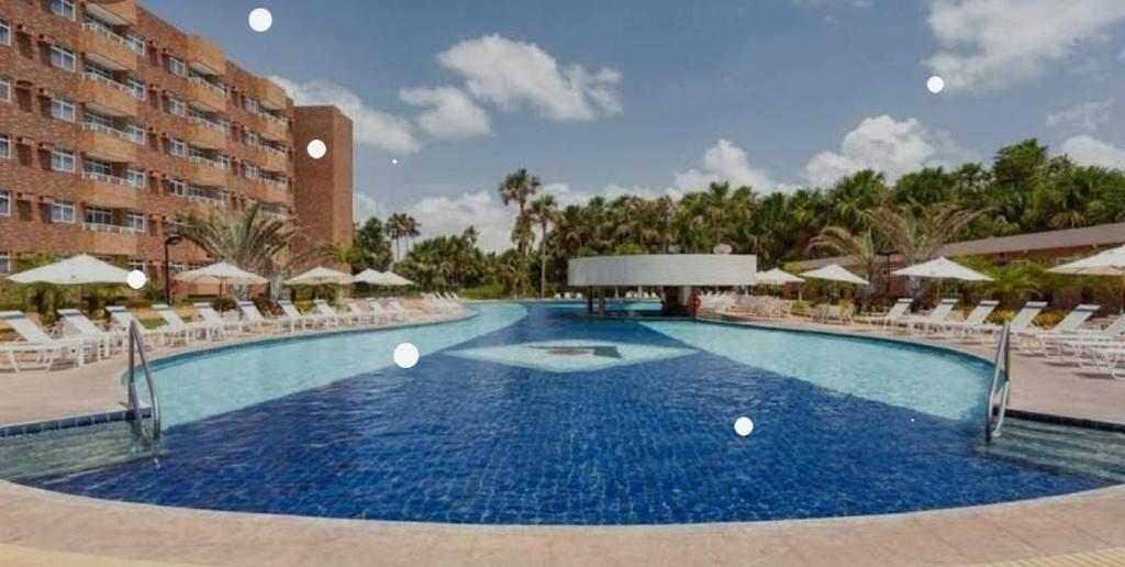 una grande piscina con sedie e un hotel di Gran solare Lençois (flat) a Barreirinhas
