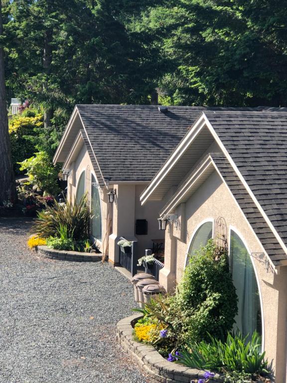 夸利库姆海滩Qualicum Breeze Beach Resort的一座带碎石车道的小房子