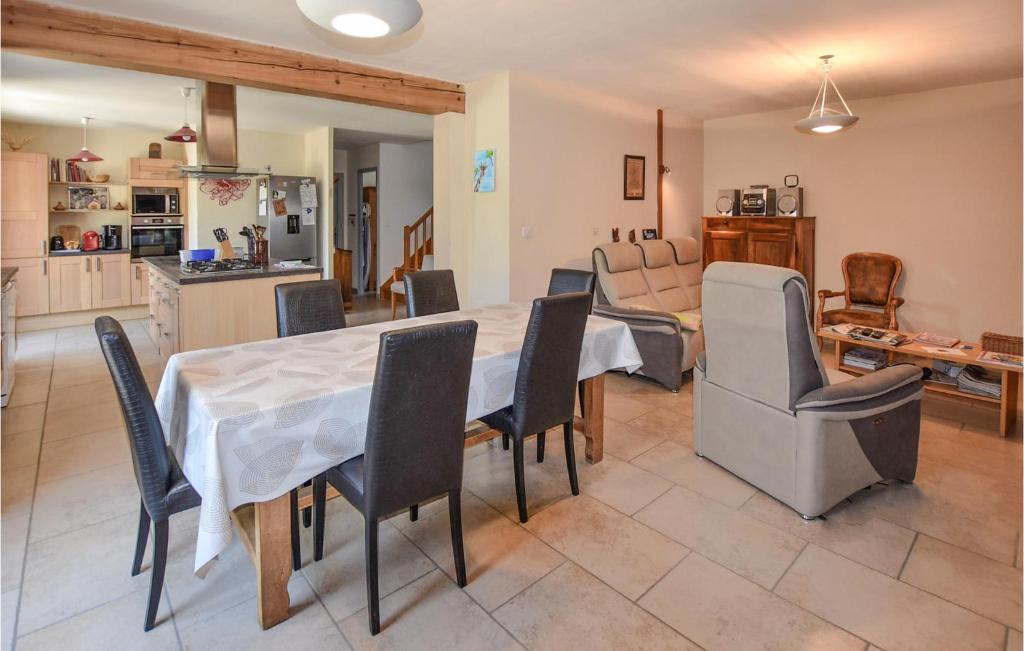 a kitchen and dining room with a table and chairs at Nice Home In Taulignan With Wifi in Taulignan