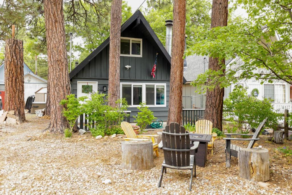 eine Gruppe von Stühlen und Tischen vor einem Haus in der Unterkunft The Eagles Nest Hot Tub BBQ Modern Retreat in Sugarloaf