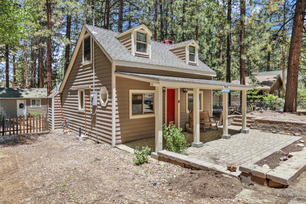 ビッグ・ベアー・レイクにあるMoonridge R n R- Cozy Single Level Central Chalet Homeの小屋