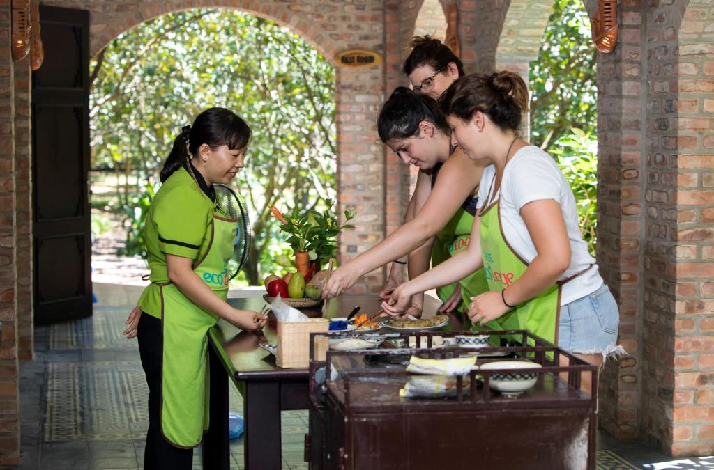 Cooking Class tại Hue Ecolodge đưa du khách đến gần hơn với văn hóa ẩm thực Huế khi được tự tay chuẩn bị và chế biến các món truyền thống dưới sự hướng dẫn của đầu bếp địa phương.