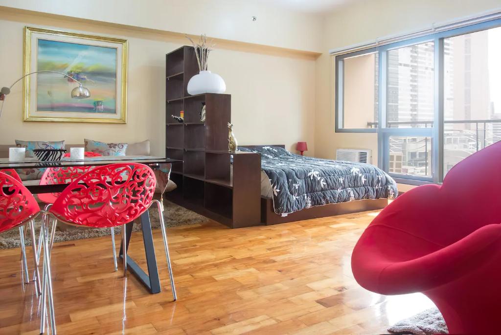 Greenbelt King Suite with Balcony at Mosaic Tower – FREE Gym Pool WiFi & Washer +