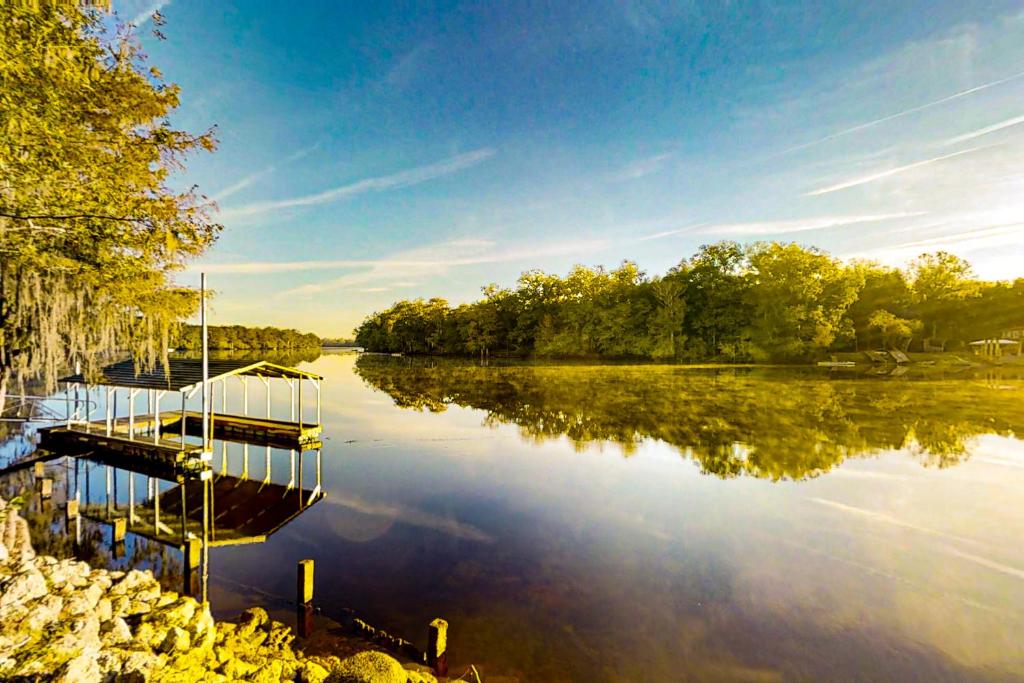- Vistas a un lago con muelle en Suwannee River Grove, en Old Town