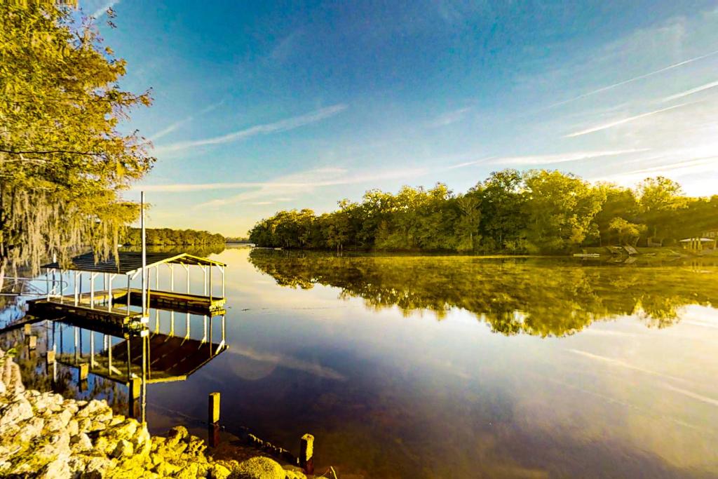 z widokiem na jezioro i przystań w obiekcie Suwannee River Grove w mieście Old Town