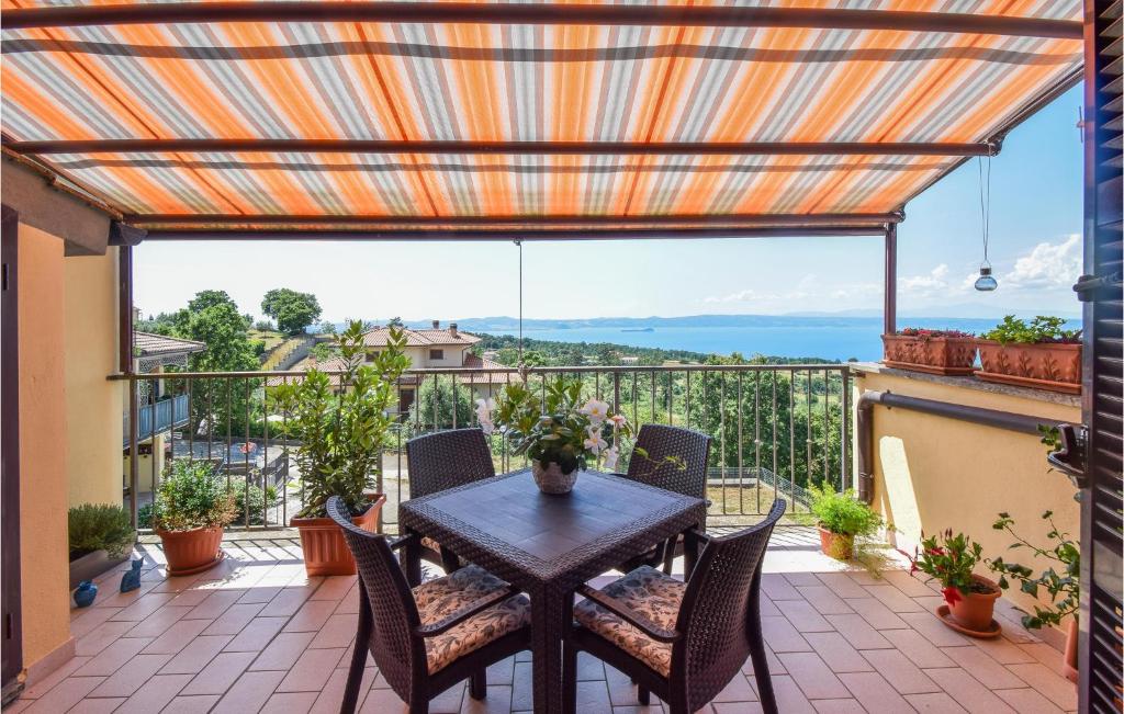 a patio with a table and chairs on a balcony at Stunning Apartment In Montefiascone With Kitchen in Montefiascone