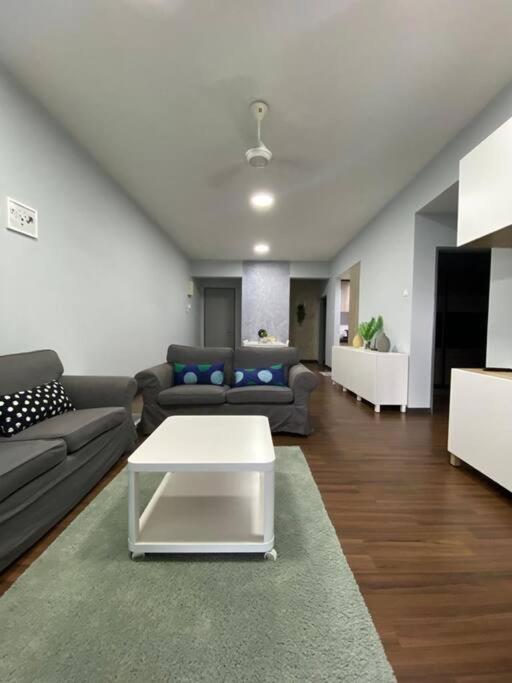 sala de estar con sofá y mesa de centro en Family friendly multiple Parking 3bedroom apartment, en Seri Kembangan