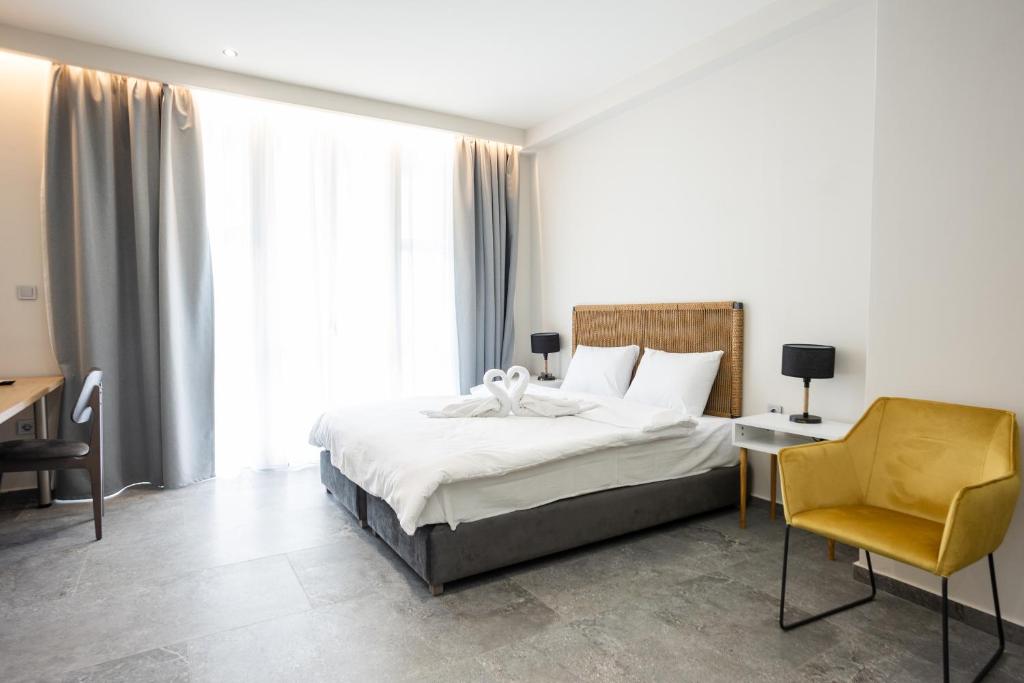 Postel nebo postele na pokoji v ubytování Aristotelous Downtown Suites