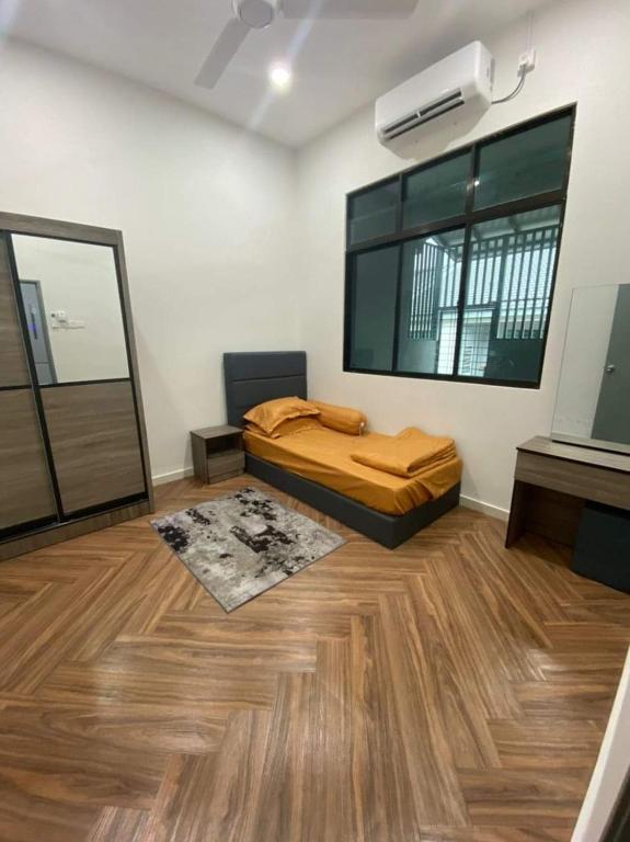 1 dormitorio con cama y ventana grande en Amani Homestay en Kuantan