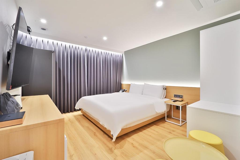 En eller flere senge i et værelse på Gongdam Stay Hotel