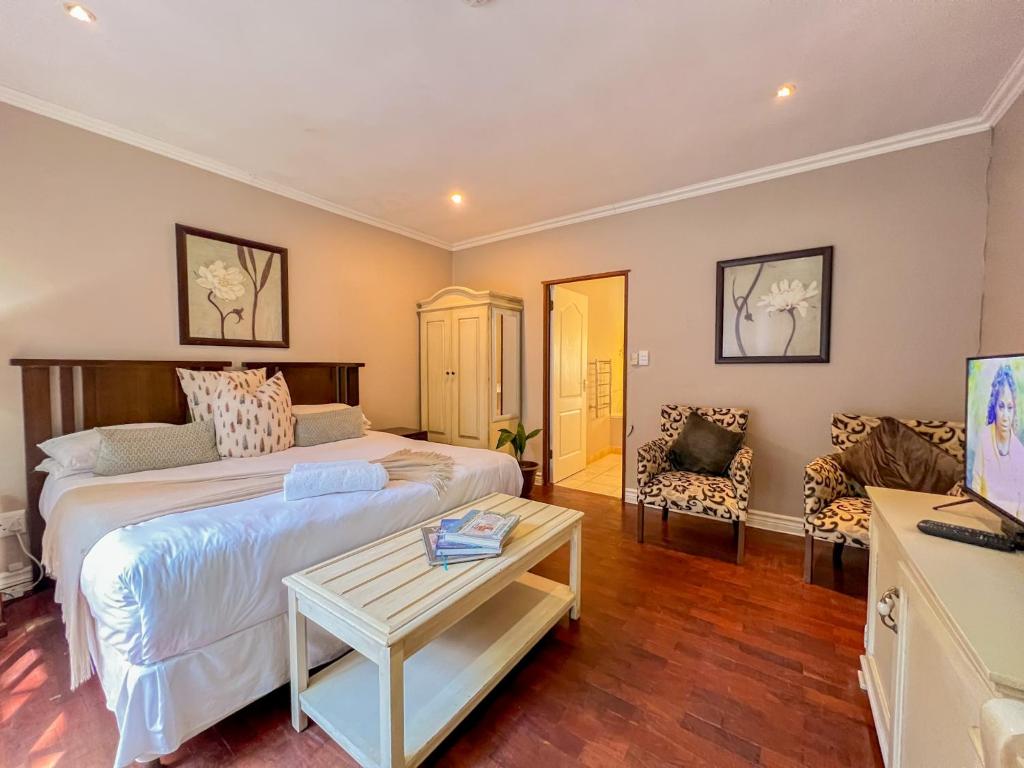 Rúm í herbergi á Amoris Guesthouse In Waterkloof Ridge