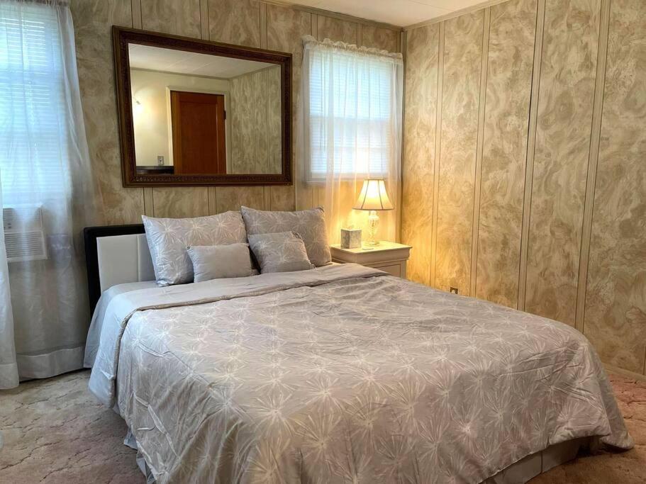 Postel nebo postele na pokoji v ubytování Entire Home in Buffalo - 6 Guests 3 Bedroom 1 Bath - Convenient Location - 25min to Niagara Falls