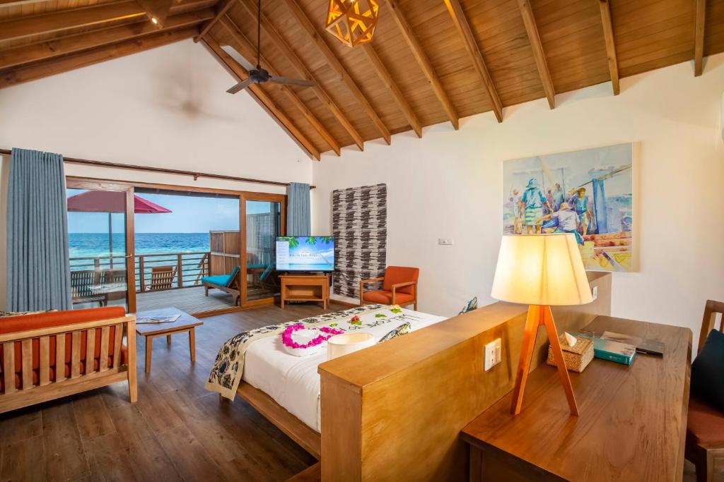 Postel nebo postele na pokoji v ubytování Reethi Faru Resort - Stay 5 Nights or more Between Aug-Sept 2025 & Enjoy a Free Sunset Cruise