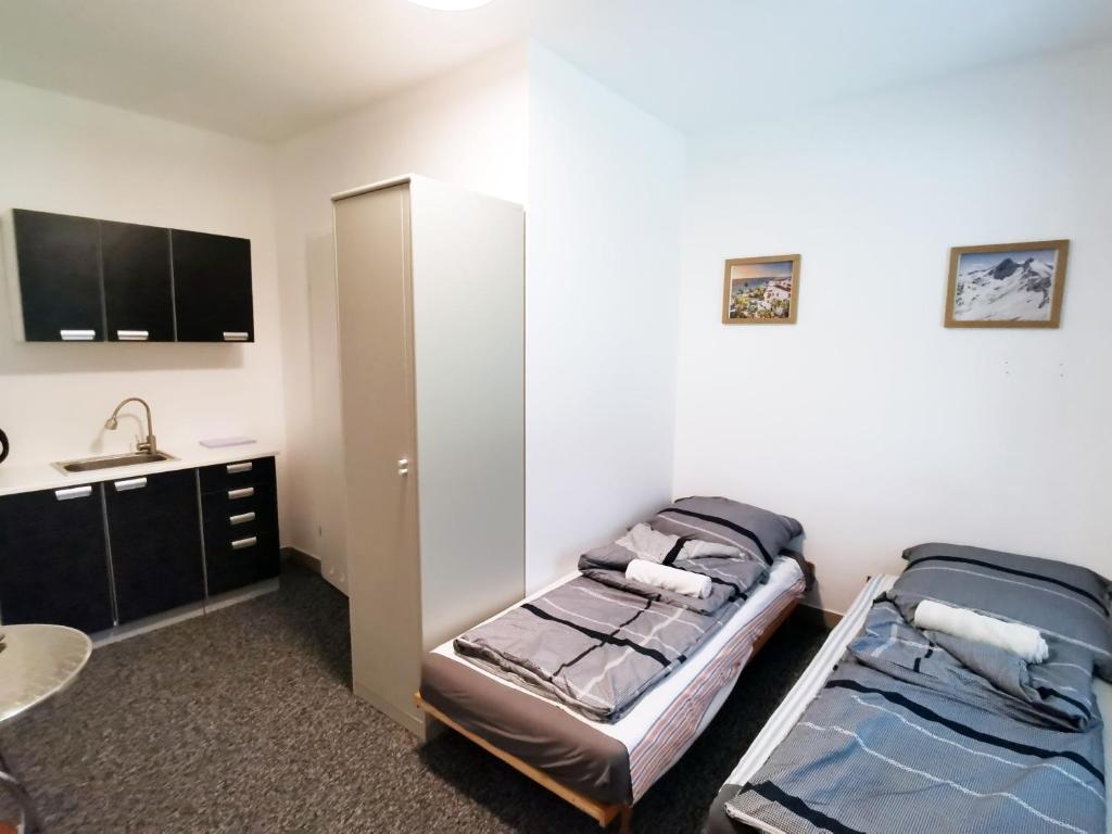 Cette petite chambre comprend un lit et une armoire. dans l'établissement Opaa Motel, à Poniatowa