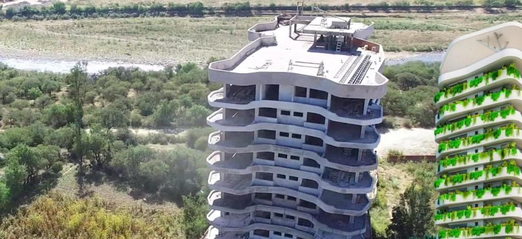 un edificio de apartamentos con un helicóptero encima en ALTOS DEL GUADALQUIVIR en Tarija