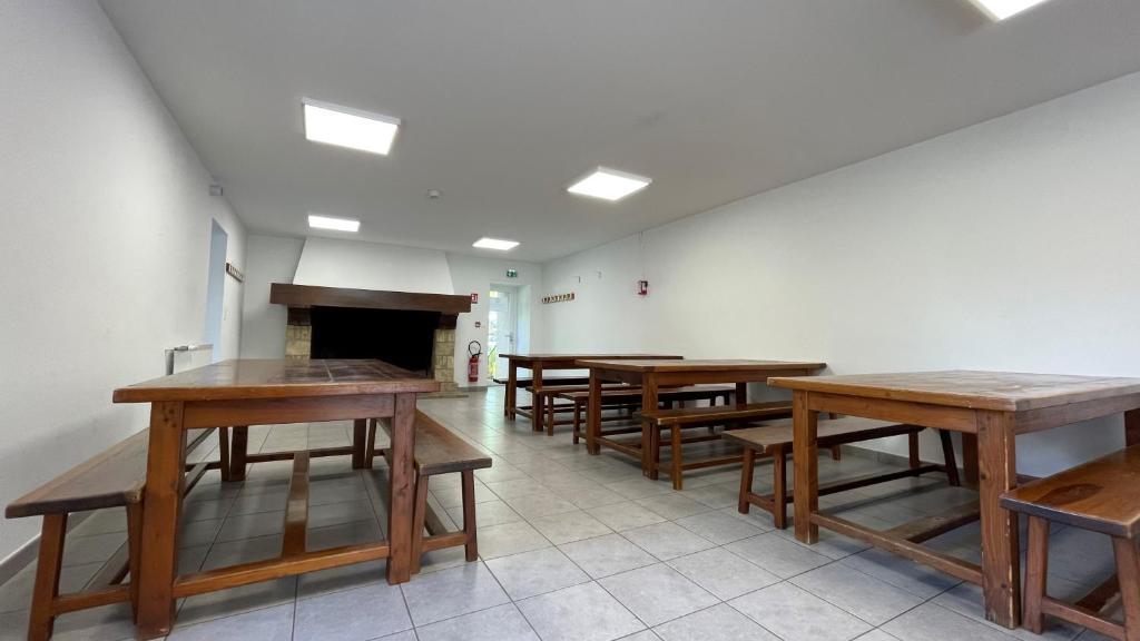 Televízia a/alebo spoločenská miestnosť v ubytovaní Auberge de jeunesse HI Millau La Maladrerie