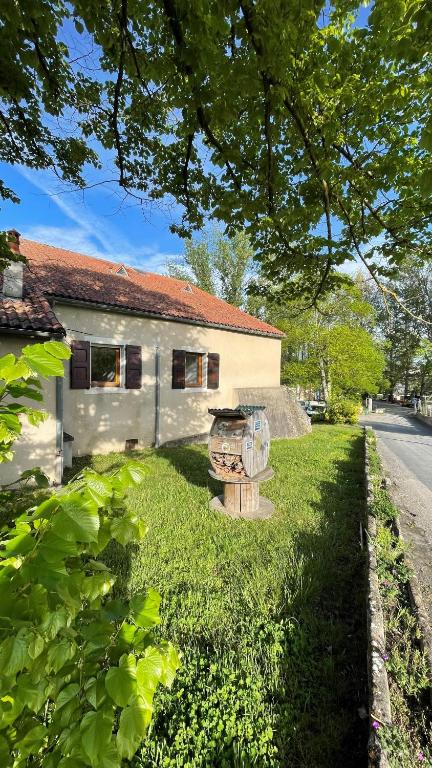 Vonkajšia záhrada v ubytovaní Auberge de jeunesse HI Millau La Maladrerie