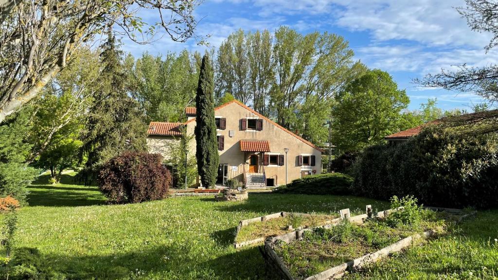 Vonkajšia záhrada v ubytovaní Auberge de jeunesse HI Millau La Maladrerie